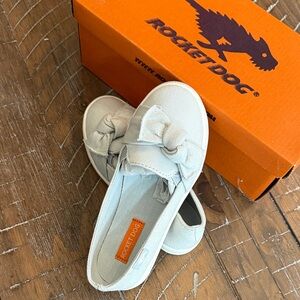 NIB Rocket Dog Popper Canvas Bow Accent Light Blue Slip On Sneakers, Girls 12